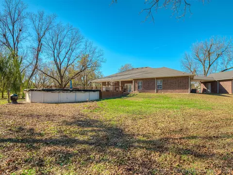 Exterior - 808 N E St, Eufaula, OK 74432 photo 11 of 13