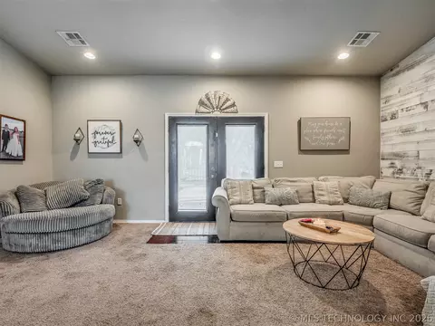 Living - 808 N E St, Eufaula, OK 74432 photo 2 of 7