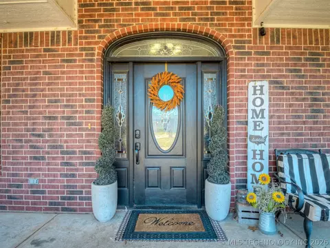 Entry Way - 808 N E St, Eufaula, OK 74432 photo 1 of 4
