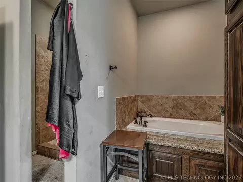 Bath - 808 N E St, Eufaula, OK 74432 photo 3 of 10