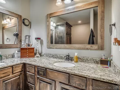 Bath - 808 N E St, Eufaula, OK 74432 photo 5 of 10