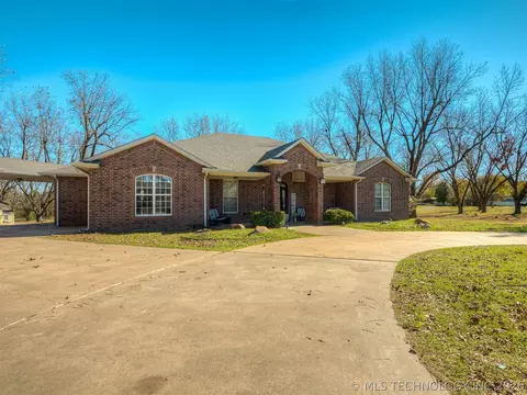 Exterior - 808 N E St, Eufaula, OK 74432 photo 3 of 13