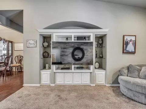 Living - 808 N E St, Eufaula, OK 74432 photo 3 of 7