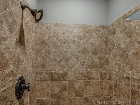 Bath - 808 N E St, Eufaula, OK 74432 photo 6 of 10