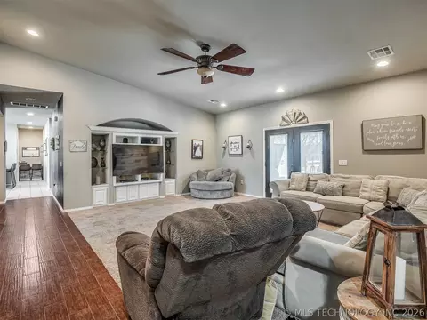 Living - 808 N E St, Eufaula, OK 74432 photo 1 of 7