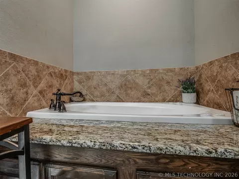 Bath - 808 N E St, Eufaula, OK 74432 photo 7 of 10