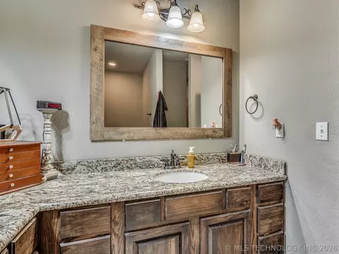 Bath - 808 N E St, Eufaula, OK 74432 photo 4 of 10