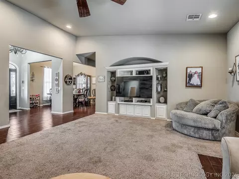 Living - 808 N E St, Eufaula, OK 74432 photo 7 of 7