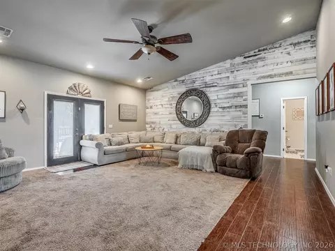 Living - 808 N E St, Eufaula, OK 74432 photo 4 of 7