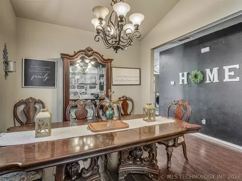 Dining - 808 N E St, Eufaula, OK 74432 photo 3 of 4