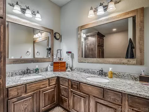 Bath - 808 N E St, Eufaula, OK 74432 photo 1 of 10