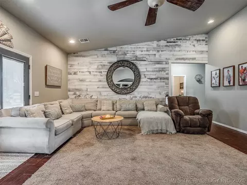Living - 808 N E St, Eufaula, OK 74432 photo 6 of 7