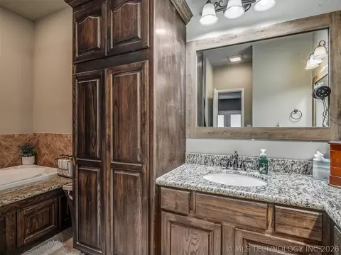 Bath - 808 N E St, Eufaula, OK 74432 photo 2 of 10