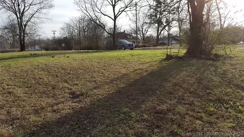 202 E John St, Henryetta, OK 74437 photo 3