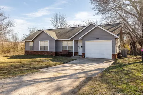 111 W Redwood St, Coweta, OK 74429