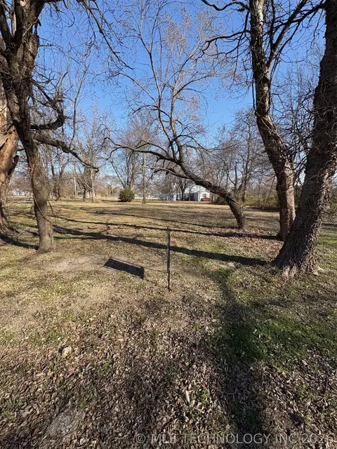 E Ash Street, Haskell, OK 74436 photo 3