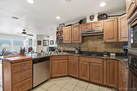 Kitchen - 5118 N 427 Rd, Pryor, OK 74361 photo 2 of 4