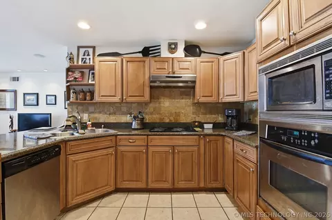 Kitchen - 5118 N 427 Rd, Pryor, OK 74361 photo 3 of 4