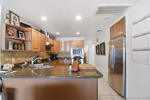 Kitchen - 5118 N 427 Rd, Pryor, OK 74361 photo 4 of 4