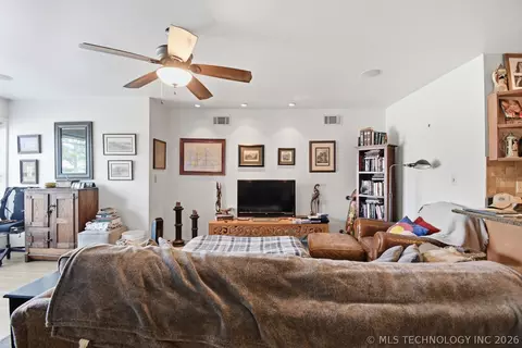 Living - 5118 N 427 Rd, Pryor, OK 74361 photo 4 of 6