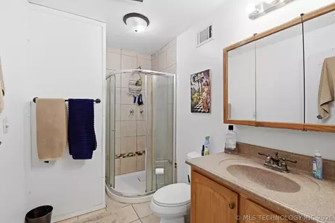 Bath - 5118 N 427 Rd, Pryor, OK 74361 photo 1 of 1