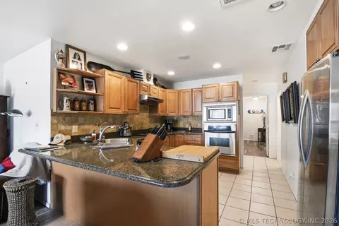 Kitchen - 5118 N 427 Rd, Pryor, OK 74361 photo 1 of 4