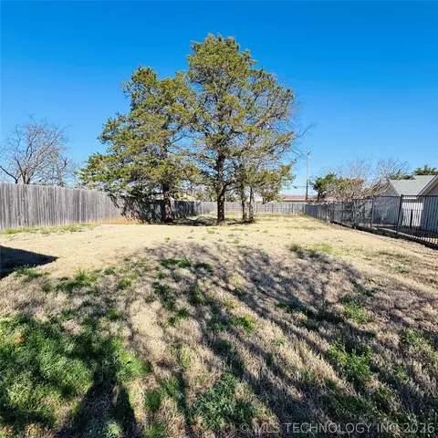 Exterior - 811 Mclish St, Ardmore, OK 73401 photo 3 of 4