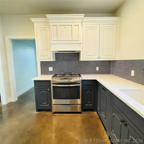 Kitchen - 811 Mclish St, Ardmore, OK 73401 photo 2 of 2