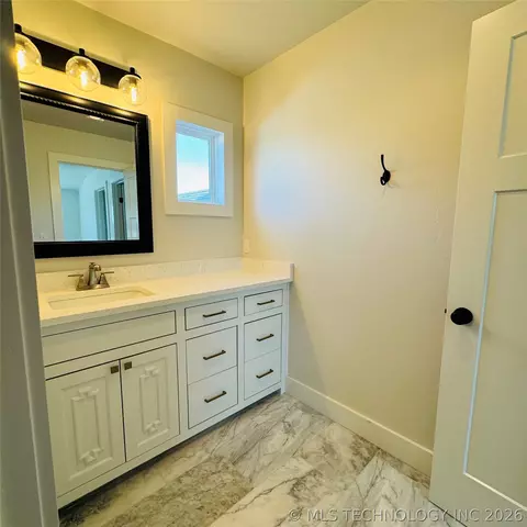 Bath - 811 Mclish St, Ardmore, OK 73401 photo 3 of 4