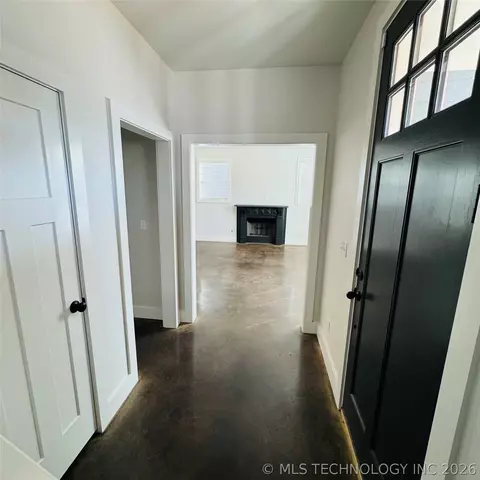 Entry Way - 811 Mclish St, Ardmore, OK 73401 photo 4 of 11