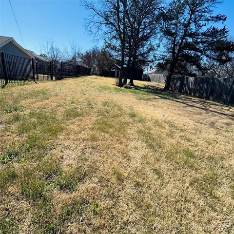 Exterior - 811 Mclish St, Ardmore, OK 73401 photo 4 of 4