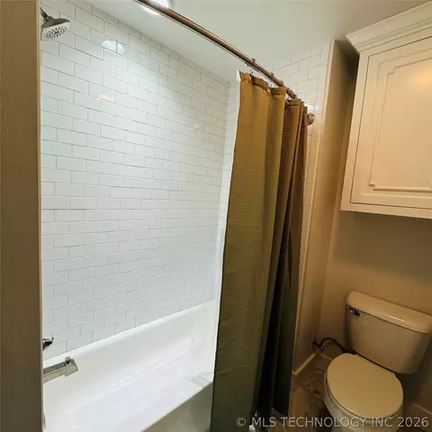 Bath - 811 Mclish St, Ardmore, OK 73401 photo 4 of 4