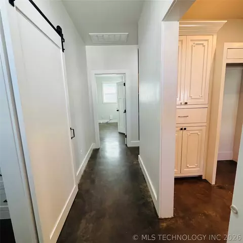 Entry Way - 811 Mclish St, Ardmore, OK 73401 photo 7 of 11