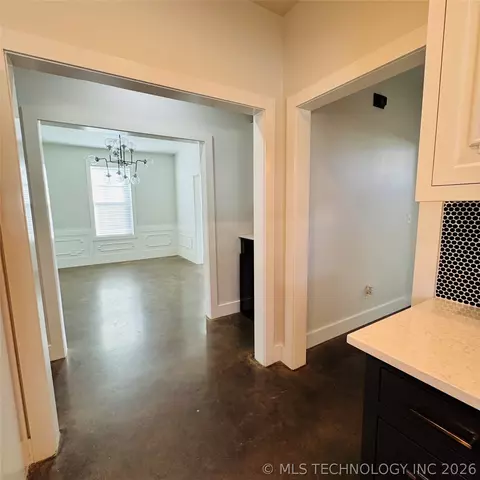 Entry Way - 811 Mclish St, Ardmore, OK 73401 photo 6 of 11