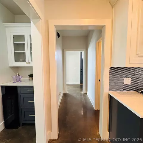 Entry Way - 811 Mclish St, Ardmore, OK 73401 photo 3 of 11