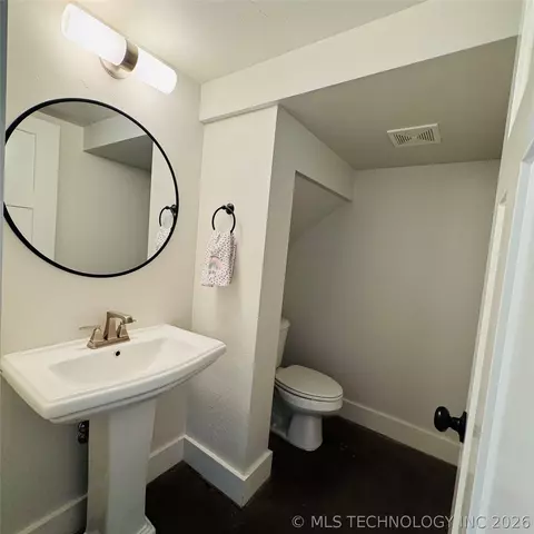 Bath - 811 Mclish St, Ardmore, OK 73401 photo 1 of 4
