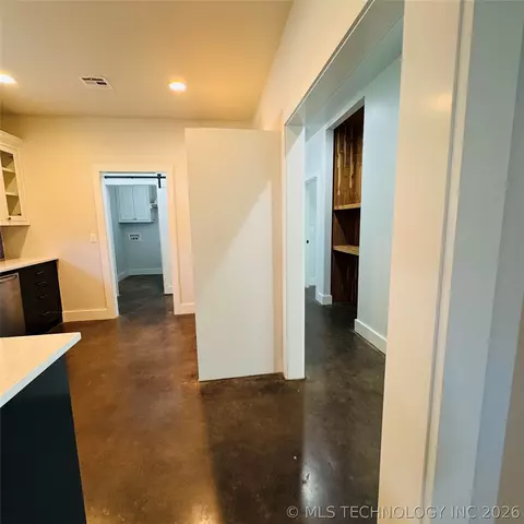 Entry Way - 811 Mclish St, Ardmore, OK 73401 photo 2 of 11