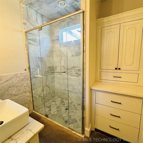 Bath - 811 Mclish St, Ardmore, OK 73401 photo 2 of 4