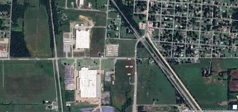 15 Th St, Wagoner, OK 74467