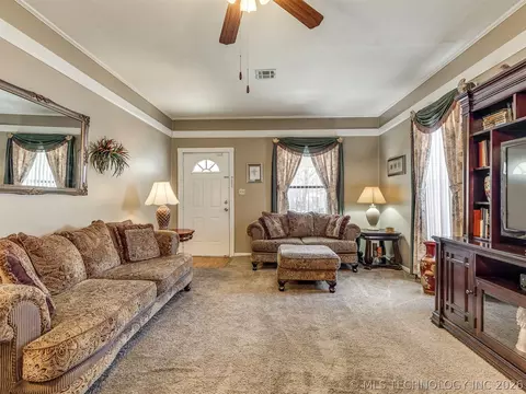 Living - 1123 E 9th St, Okmulgee, OK 74447 photo 7 of 9
