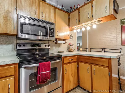 Kitchen - 1123 E 9th St, Okmulgee, OK 74447 photo 6 of 6