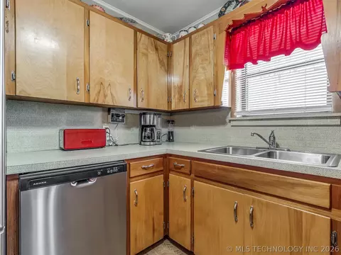 Kitchen - 1123 E 9th St, Okmulgee, OK 74447 photo 3 of 6