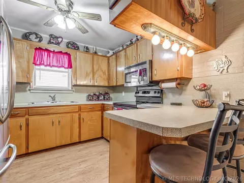 Kitchen - 1123 E 9th St, Okmulgee, OK 74447 photo 5 of 6