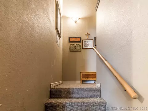 Entry Way - 1123 E 9th St, Okmulgee, OK 74447 photo 6 of 6