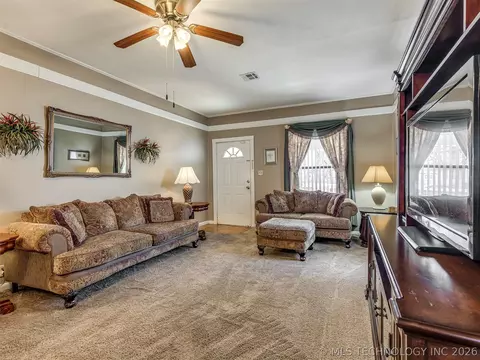 Living - 1123 E 9th St, Okmulgee, OK 74447 photo 8 of 9