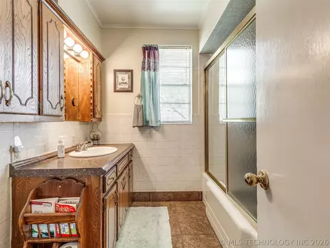 Bath - 1123 E 9th St, Okmulgee, OK 74447 photo 1 of 6