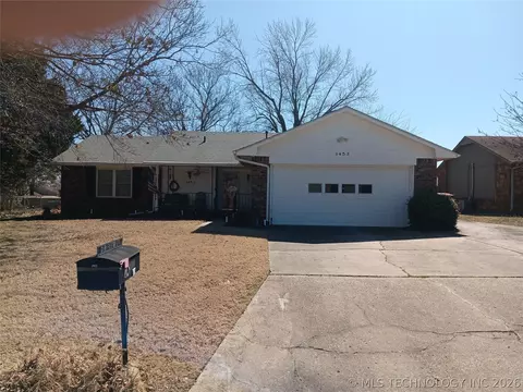 1453 E Paradise Park St, Claremore, OK 74017