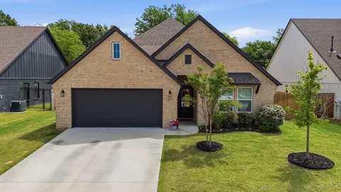1417 N 72nd St, Broken Arrow, OK 74014