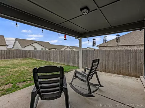 Exterior - 7403 E 87th St N, Owasso, OK 74055 photo 6 of 7