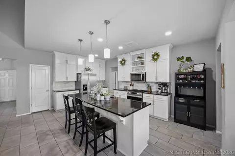 Kitchen - 7403 E 87th St N, Owasso, OK 74055 photo 6 of 10